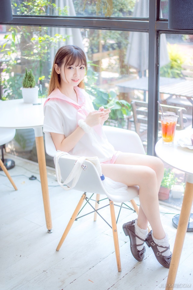 “让他进来吧。”邓贤看了刘璝一眼，点头道。